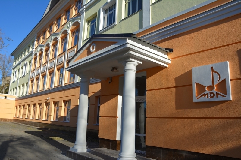 Фото главного входа ГАНОУ СО «МЭЛ им. А.Г. Шнитке» Фото главного входа ГАНОУ СО «МЭЛ им. А.Г. Шнитке»